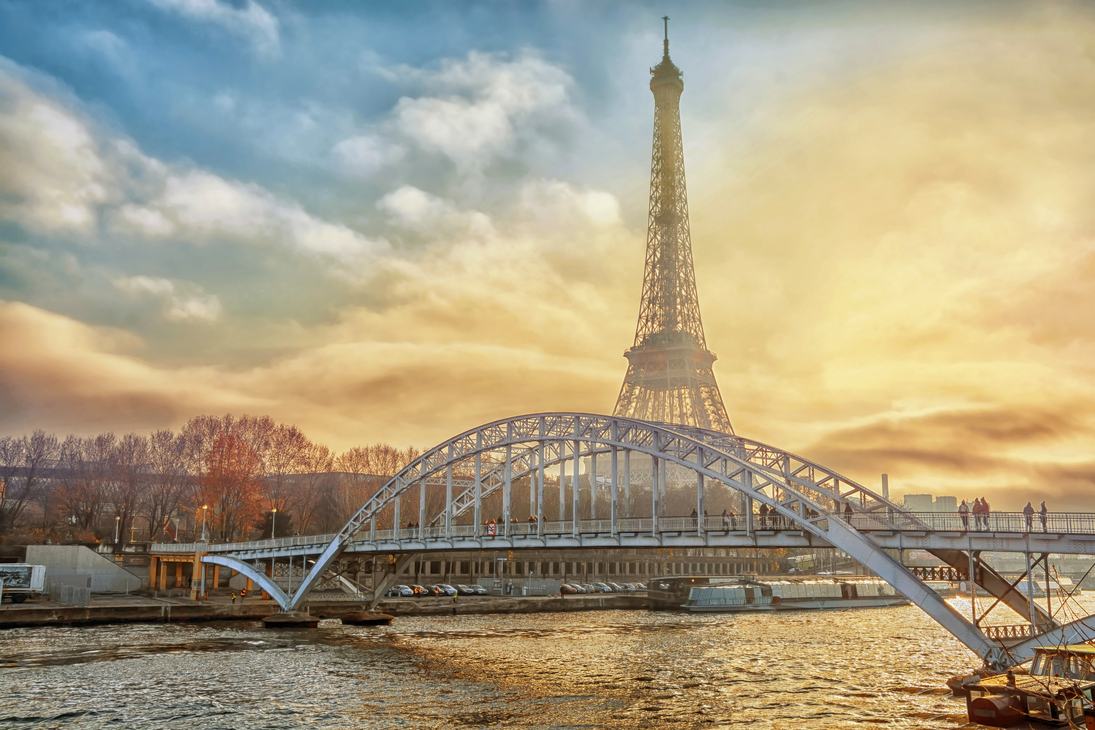 Blick auf den Eiffelturm und die Brücke Passerelle Debilly über der Seine in Paris, Frankreich - ©Mari79 - stock.adobe.com